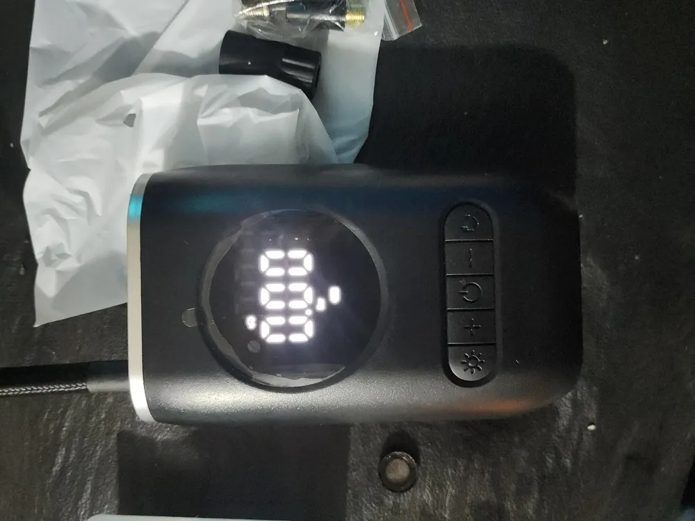Mini Compressor Digital Portátil Rezzet para Carro Moto e Bicicleta com Calibrador Digital Inflador Elétrico de Pneus 12V Display LCD Lanterna LED Compacto e Recarregável Preto — foto 8