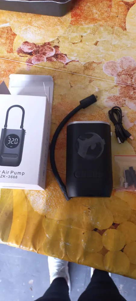 Mini Compressor Digital Portátil Rezzet para Carro Moto e Bicicleta com Calibrador Digital Inflador Elétrico de Pneus 12V Display LCD Lanterna LED Compacto e Recarregável Preto — foto 9